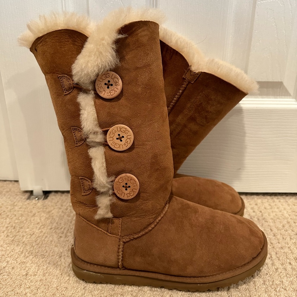 UGG Bailey Button Triplet II Boot. Size US 6, EUR 37.
